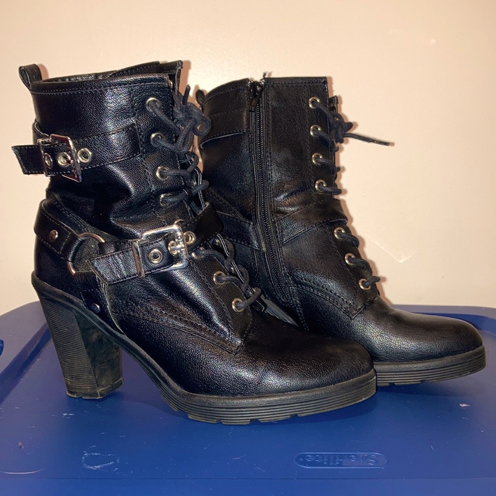 Black buckle Guess Booties!